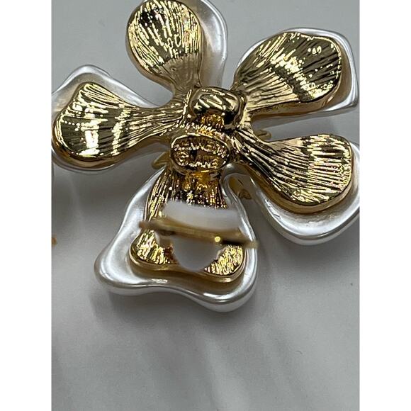 KENNETH Jay Lane Gold Plated 
White Faux Flower Pearl Crystal Clip Earring New - Picture 12 of 12